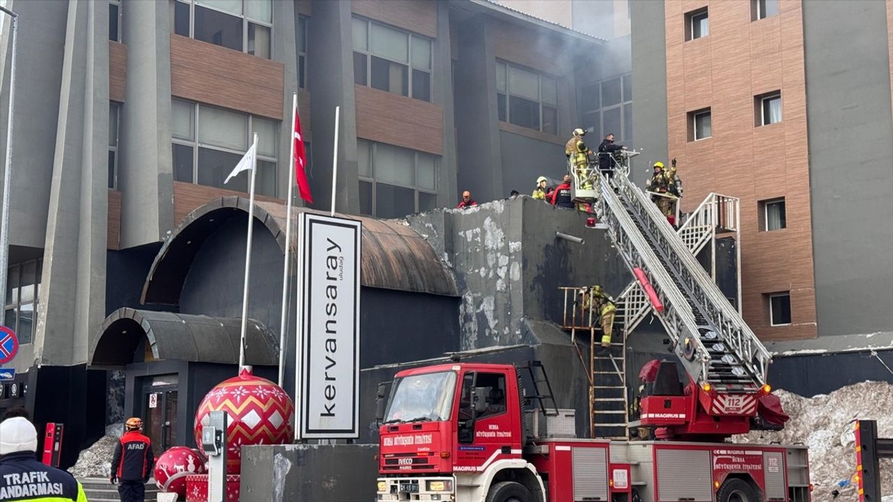 Uludağ'da Kapatılan Otelde Yangın Kontrol Altına Alındı