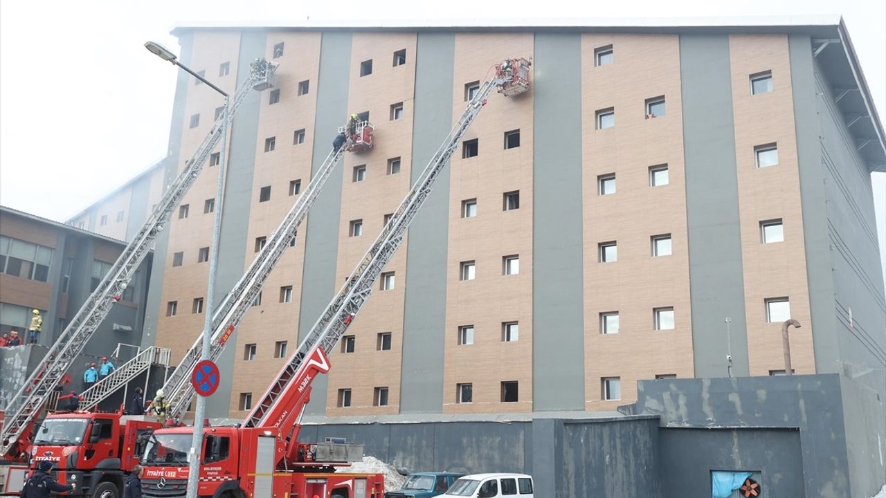 Uludağ'daki İzinli Otelde Yangın: 3 Kişi Hastaneye Kaldırıldı