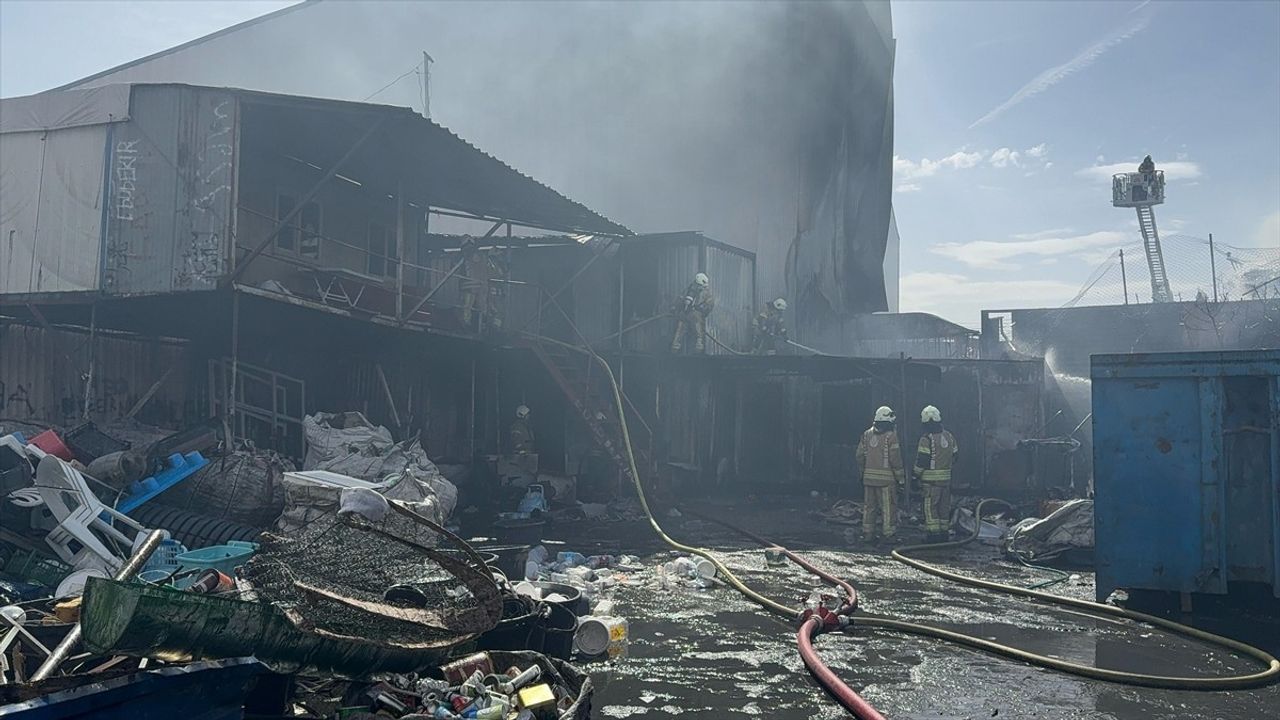 Ümraniye Organize Sanayi Bölgesinde Yangın: İtfaiye Müdahalesi Sürüyor
