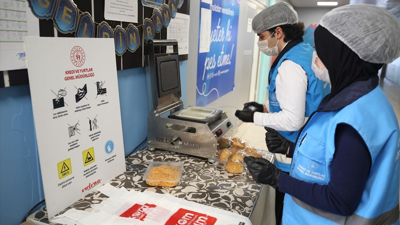 Üniversiteliler İhtiyaç Sahiplerine İftar Yemekleri Götürüyor