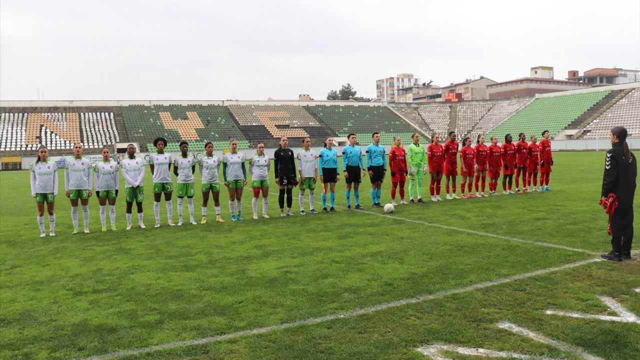 Ünye Kadın Spor ve Beylerbeyi Spor Beraberlikle Seyirciyi Tatmin Etti