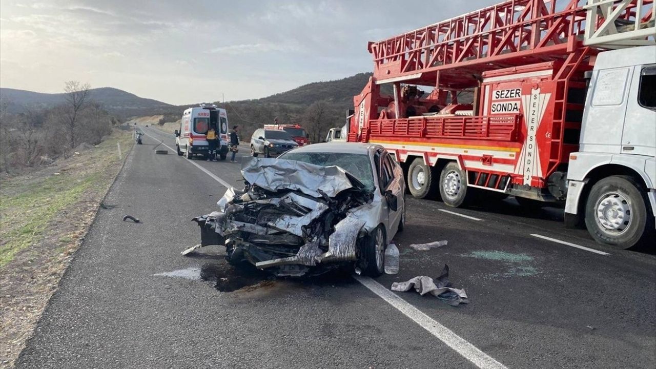Uşak'ta Pikap ve Otomobil Çarpıştı: 1 Ölü, 2 Yaralı