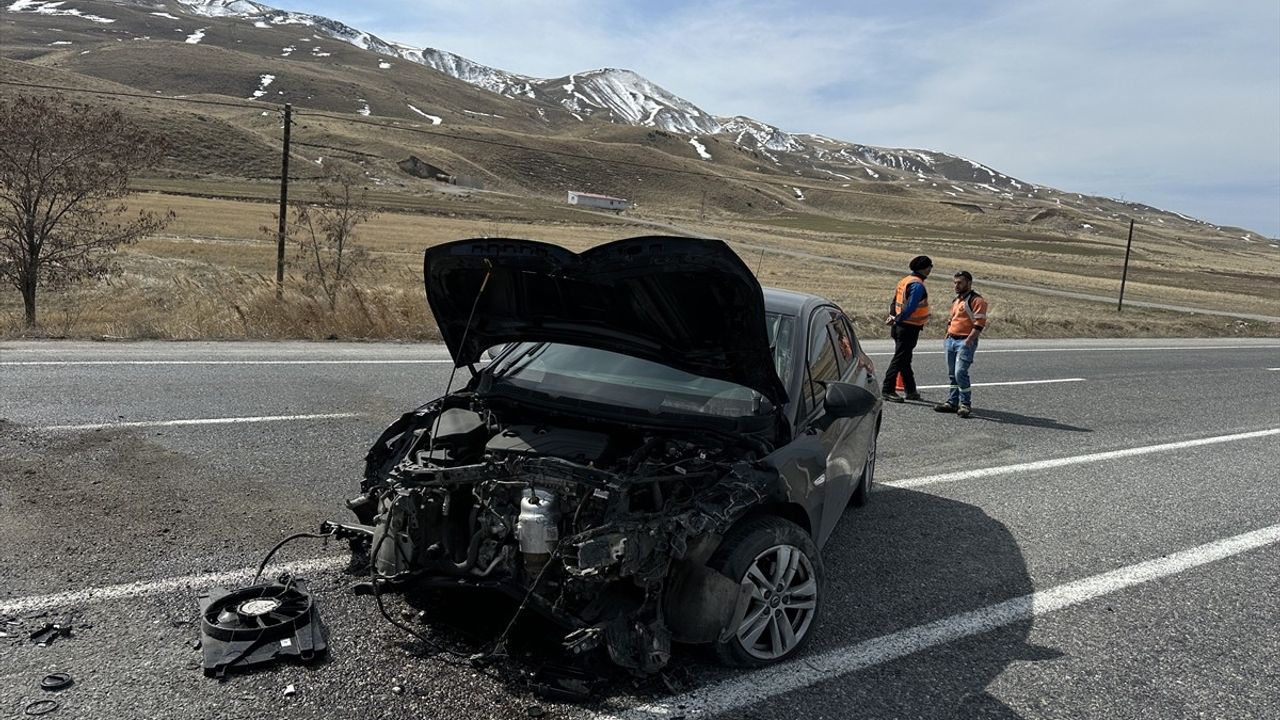 Van'da İki Otomobil Çarpıştı: 6 Yaralı