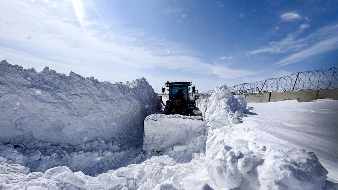 Van'da Karla Mücadele: Ekipler Yolları Ulaşıma Açıyor