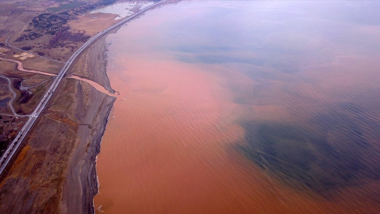 Van Gölü'nde Renk Değişimi: Debisi Yükselen Dere Su Kaynağı Oldu