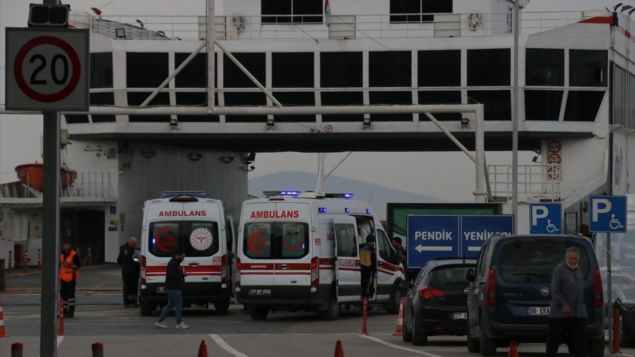 Yalova'da Feribot İskelesine Çarptı: Yaralılar Var