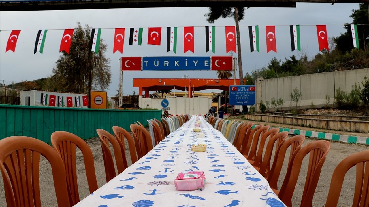 Yayladağı Sınır Kapısı'nda Türk ve Suriyeli Gümrük Çalışanları Dostluk İftarında Buluştu