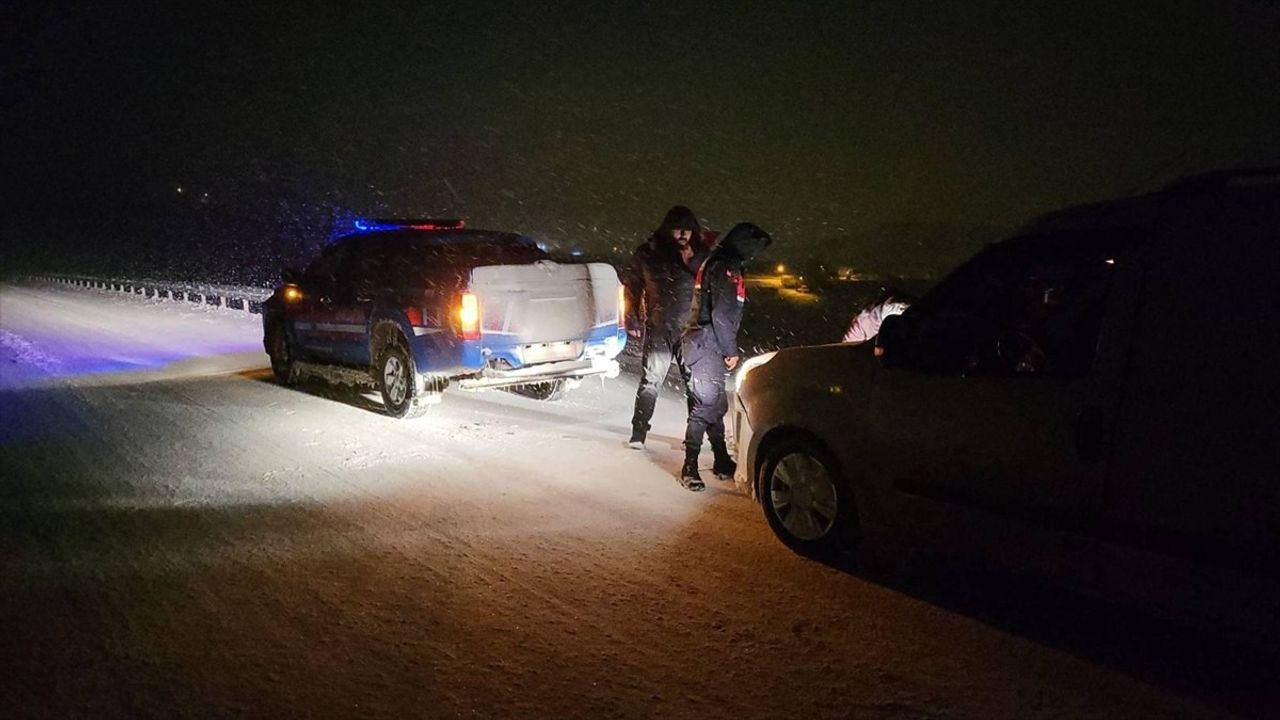 Yozgat'ta Jandarmadan Yolda Kalan Sürücülere Can Suyu