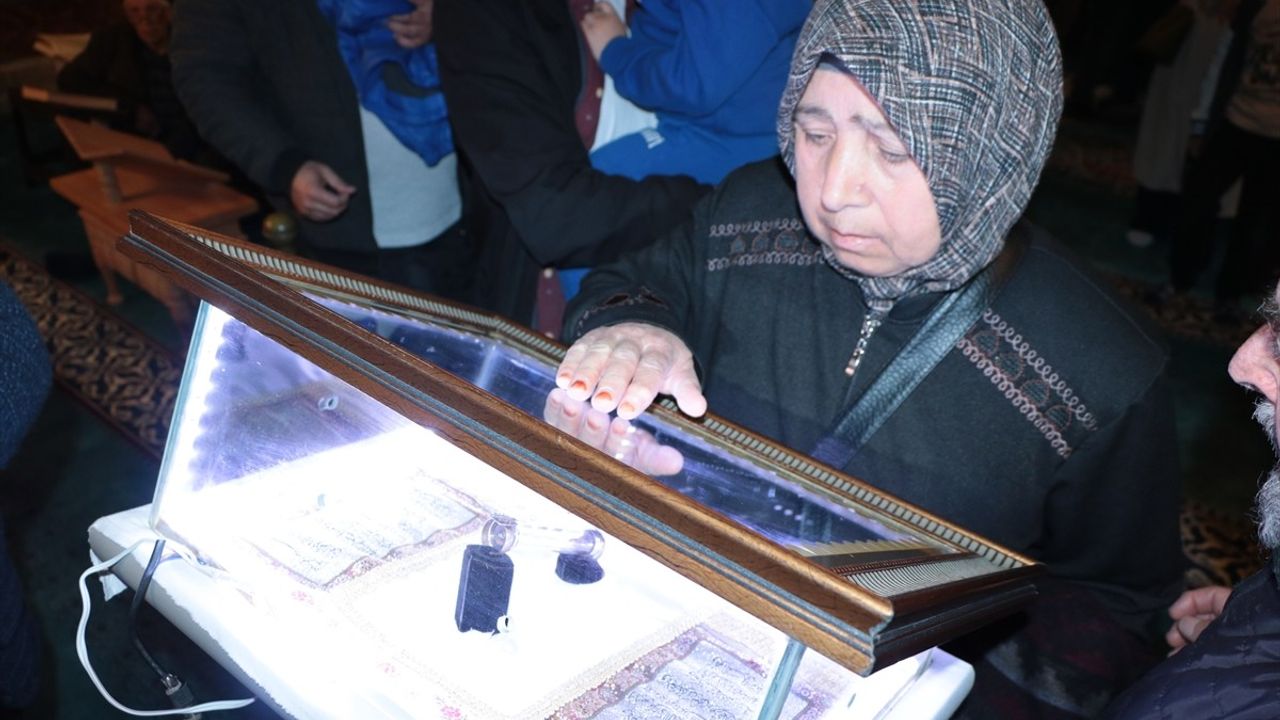 Yozgat'ta Kadir Gecesi'nde Sakal-ı Şerif Ziyarete Açıldı