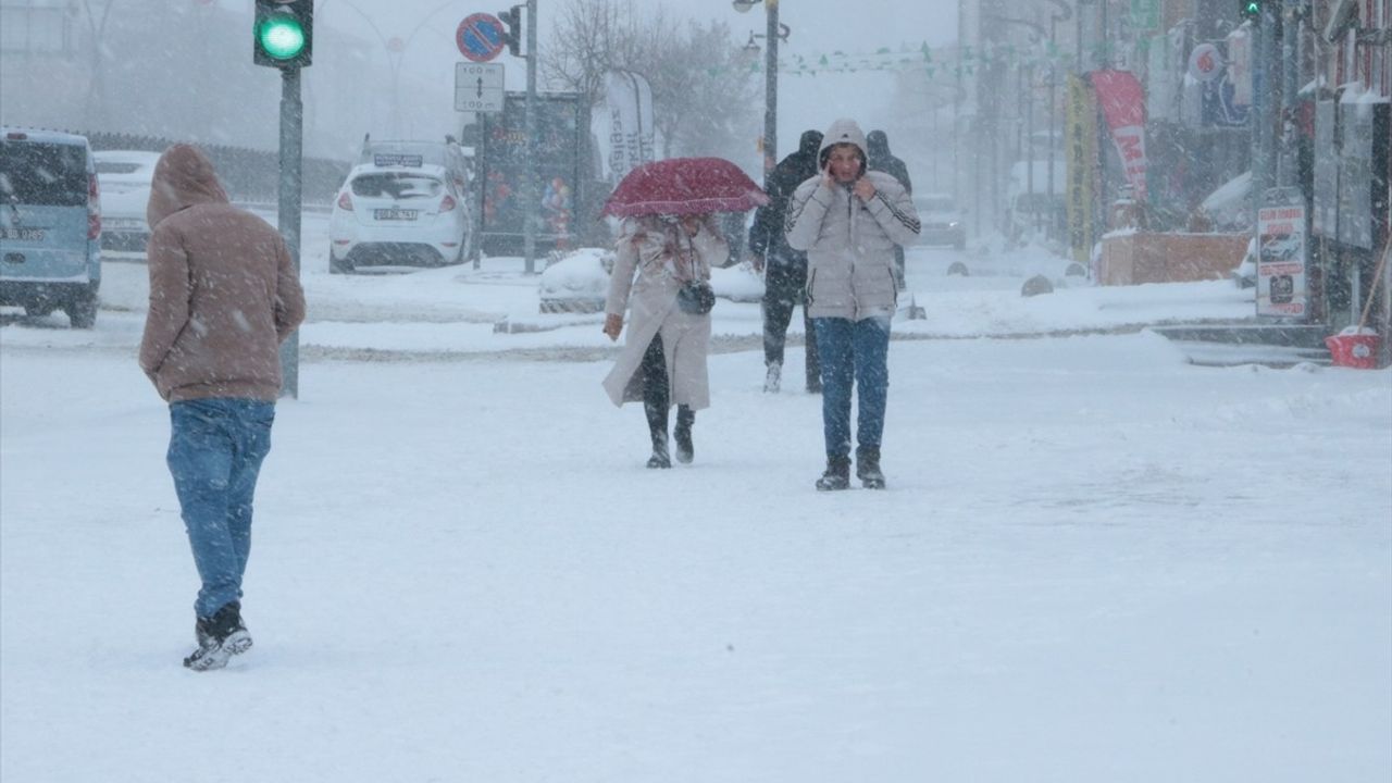 Yozgat'ta Kar Yağışı Nedeniyle Eğitime Ara Verildi