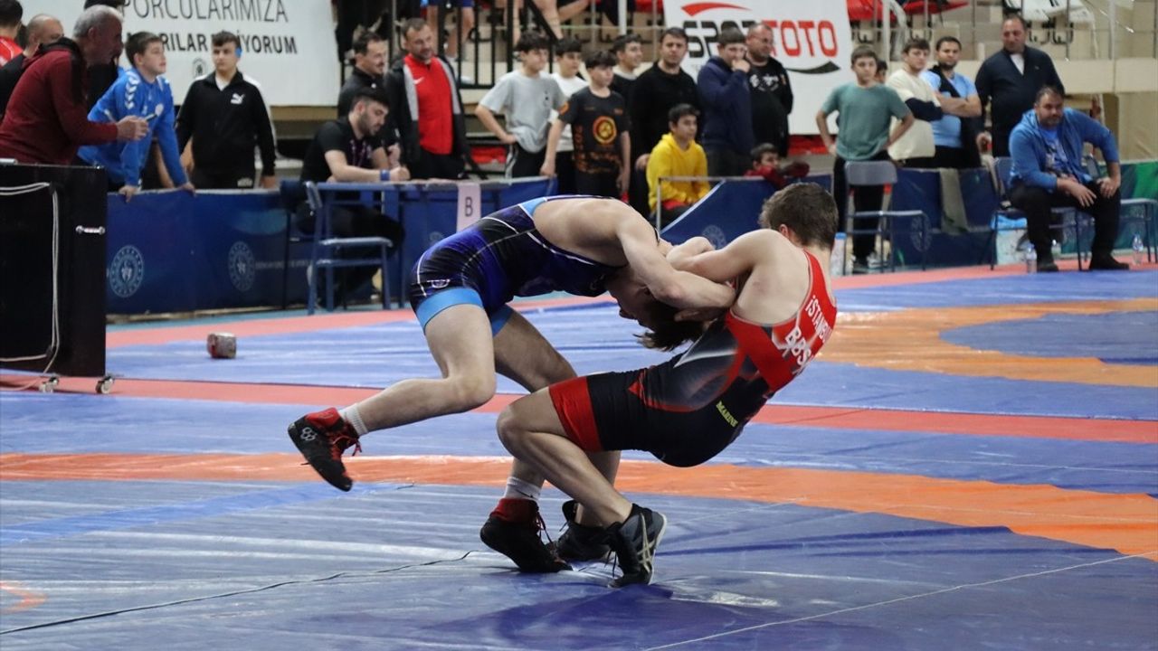 15 Yaş Altı Türkiye Güreş Grup Müsabakaları Erzincan'da Devam Ediyor