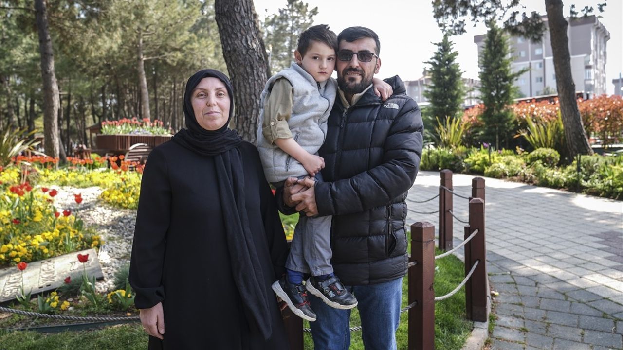 5 Yaşındaki Hamza'nın İstiklal Marşı'na Saygı Duruşu Duygulandırdı