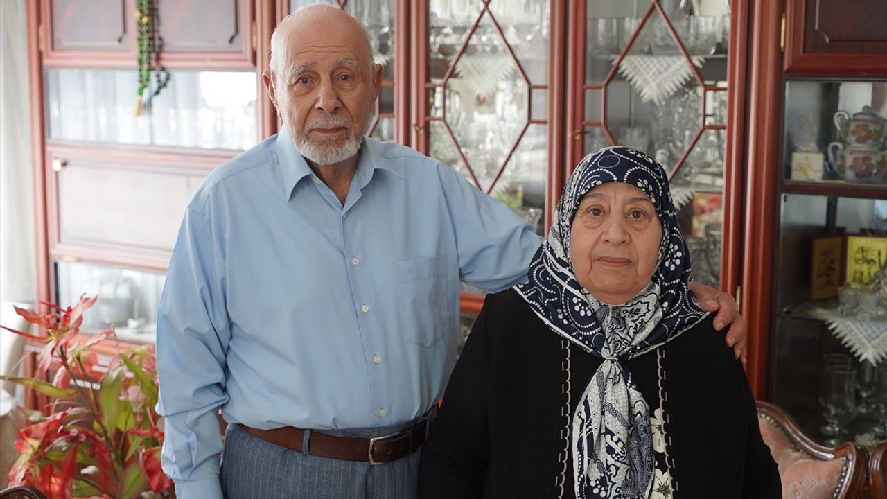 60 Yıldır Eşine Çiçek Getirerek Mutlu Evli Kalıyor