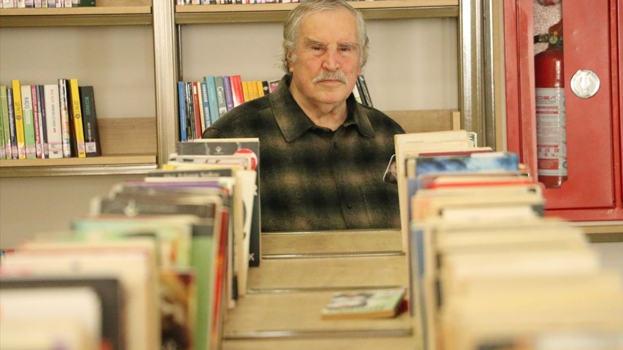 82 Yaşındaki Bahattin Moralar, Kitap Sevgisiyle Gençlere İlham Veriyor