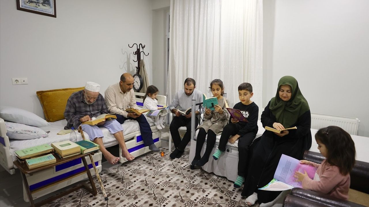 88 Yaşındaki Kasım Dede'nin Okuma Aşkı Aileye İlham Veriyor