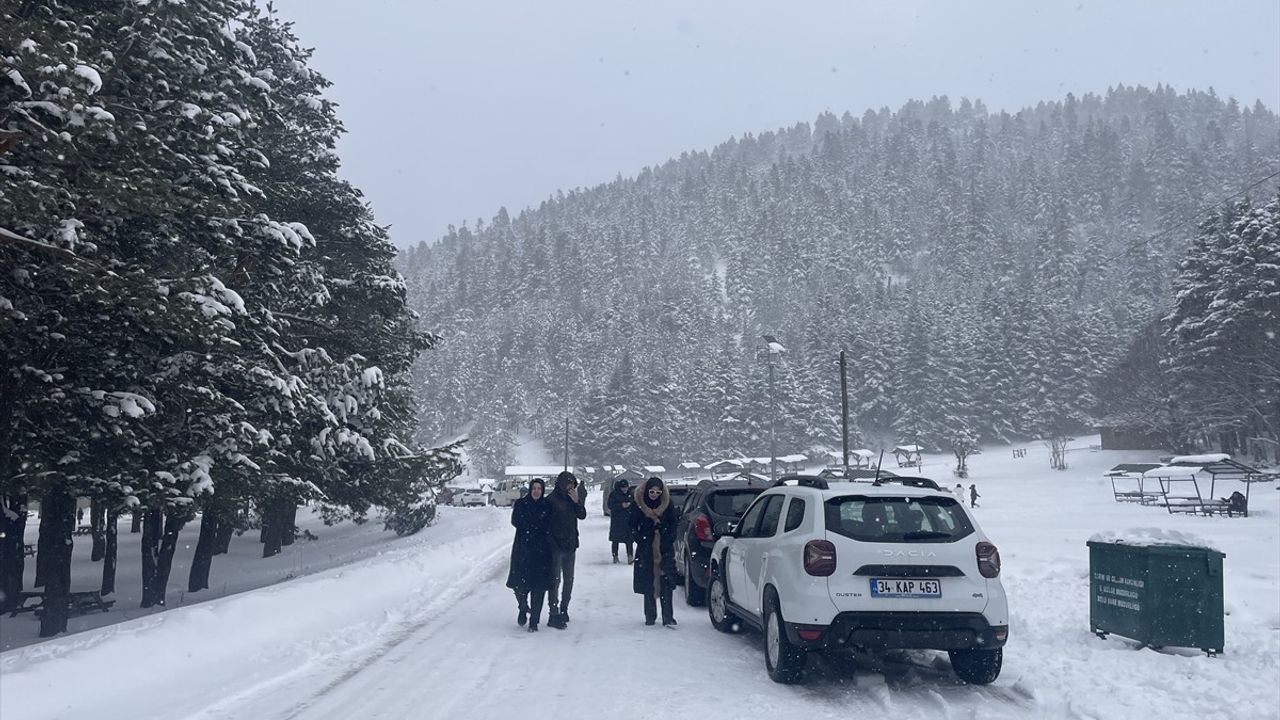 Abant'ta Nisan Ayında Yağan Kar, Doğaseverleri Büyüledi