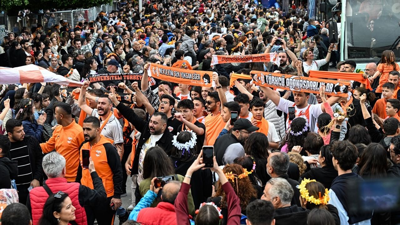 Adana'da 13. Uluslararası Portakal Çiçeği Karnavalı Kortej Geçişi Gerçekleşti