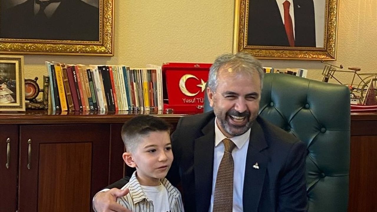 Adana'da 23 Nisan Etkinliğinde Dikkat Çeken Öğrenciye Ödül