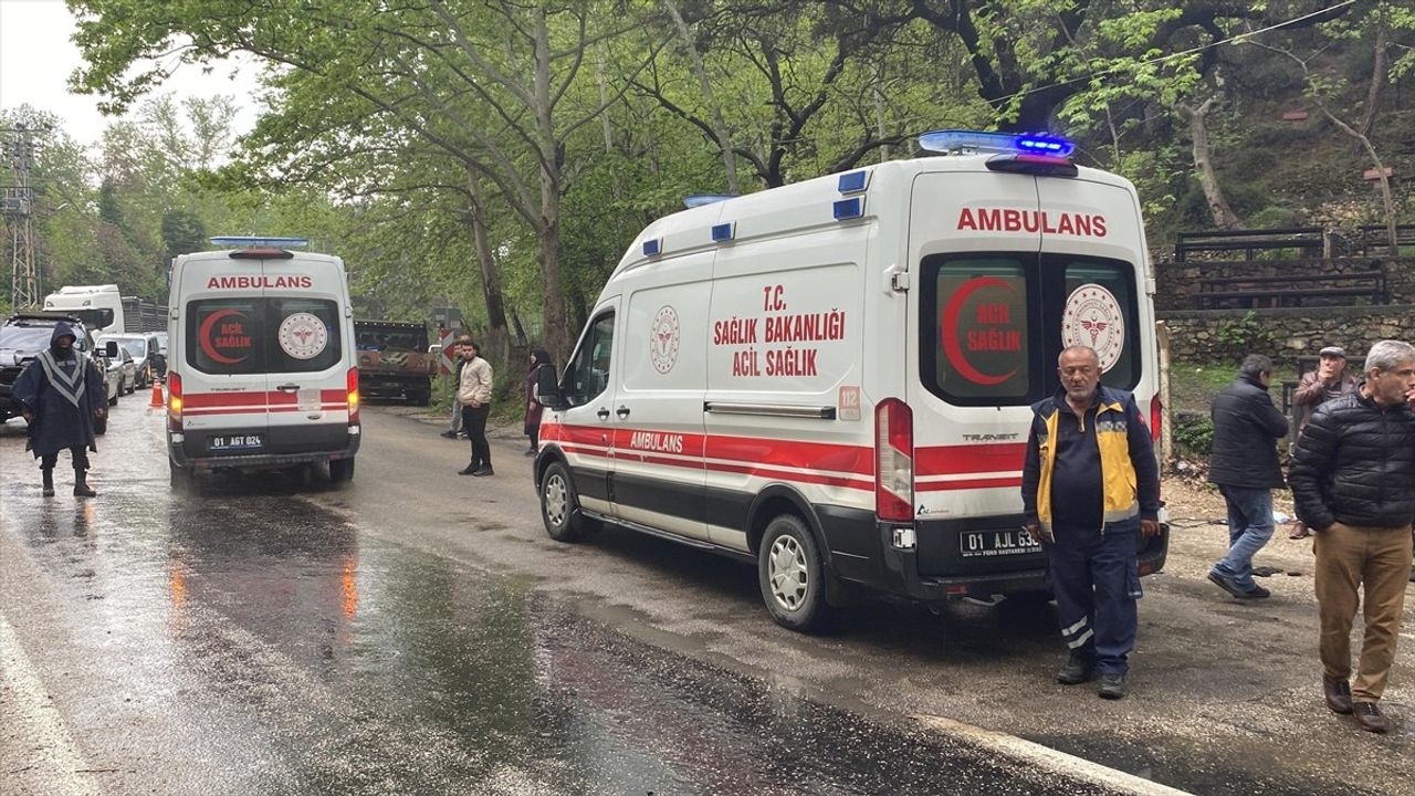 Adana'da Cenazeden Dönenlerin Bulunduğu Araç Park Halindeki Otomobile Çarptı: 7 Yaralı