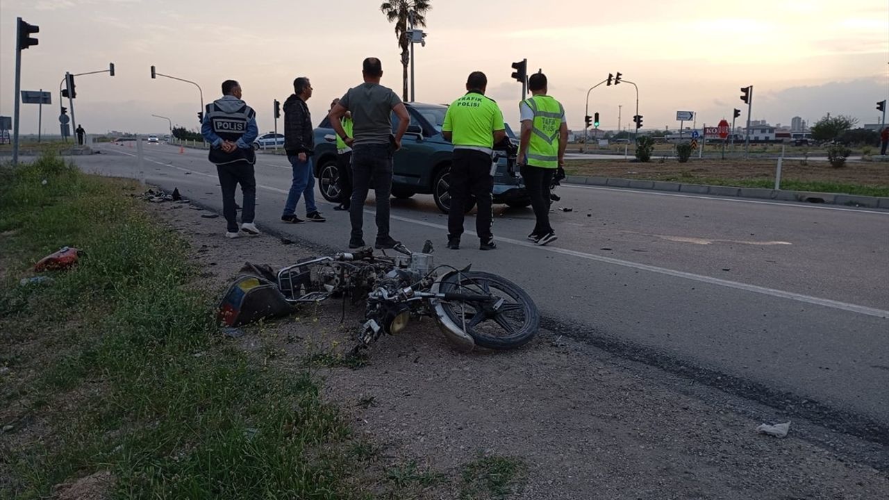 Adana'da Ciple Motosiklet Çarpıştı: İki Kişi Ağır Yaralı