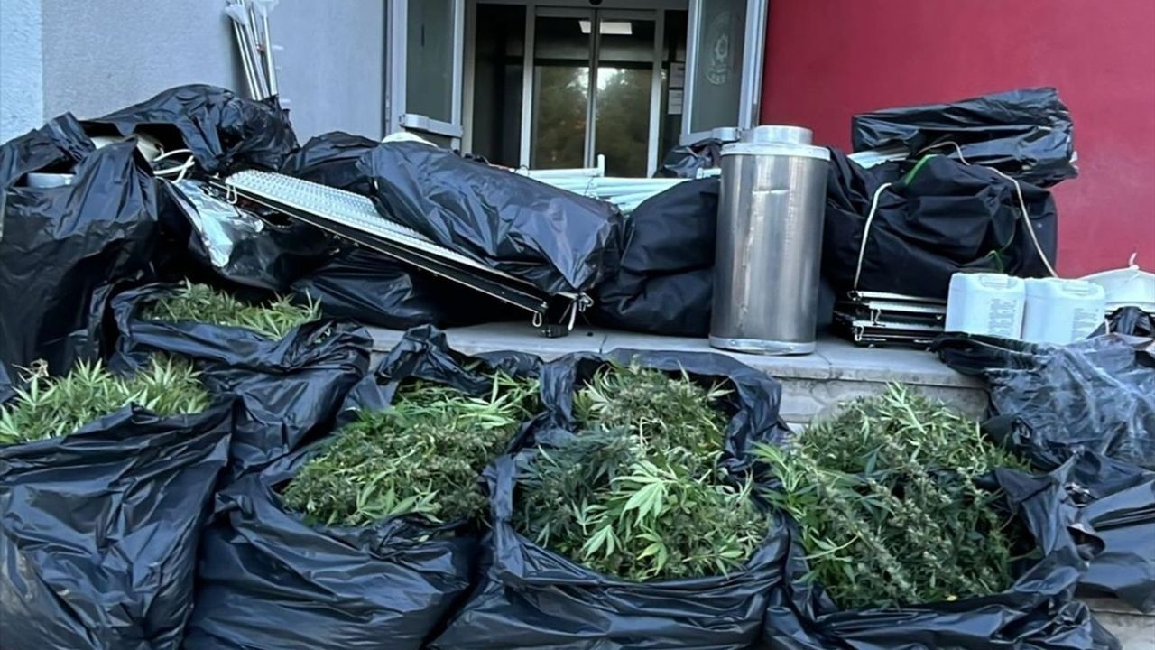 Adana'da İklimlendirme Sistemiyle Kenevir Yetiştiren Zanlı Yakalandı