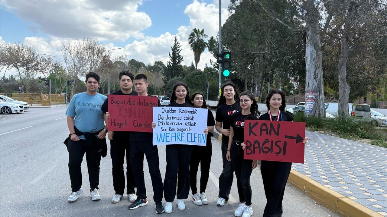 Adana'da Lise Öğrencileri Pankartlarla Kan Bağışına Davet Etti