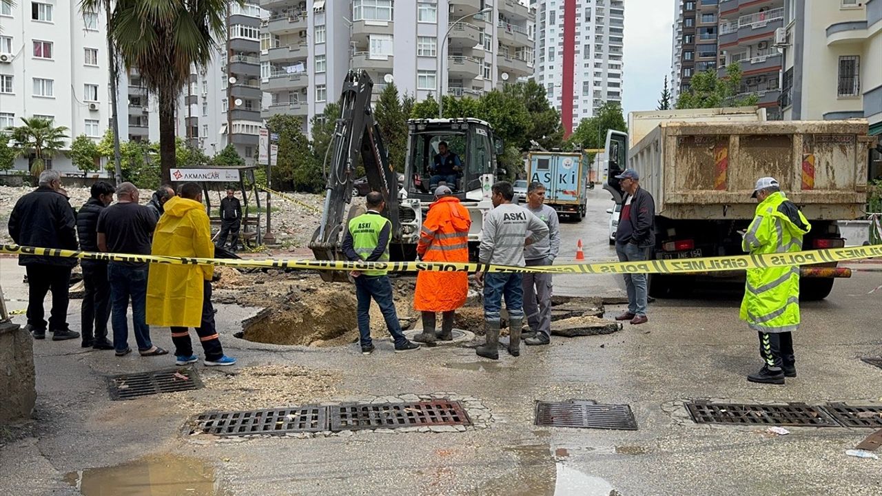 Adana'da Sağanak Nedeniyle Çöken Yolda Araç Hasar Gördü