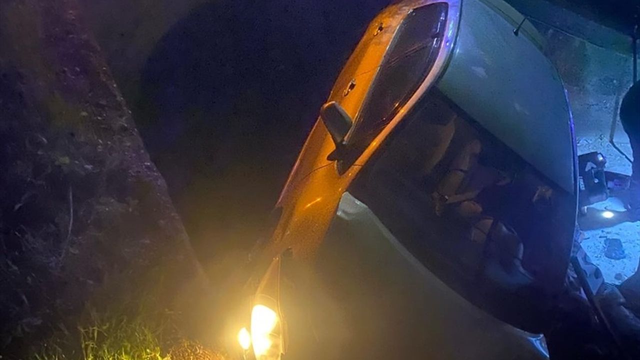 Adana’da Şarampole Devrilen Otomobilde 2 Yaralı