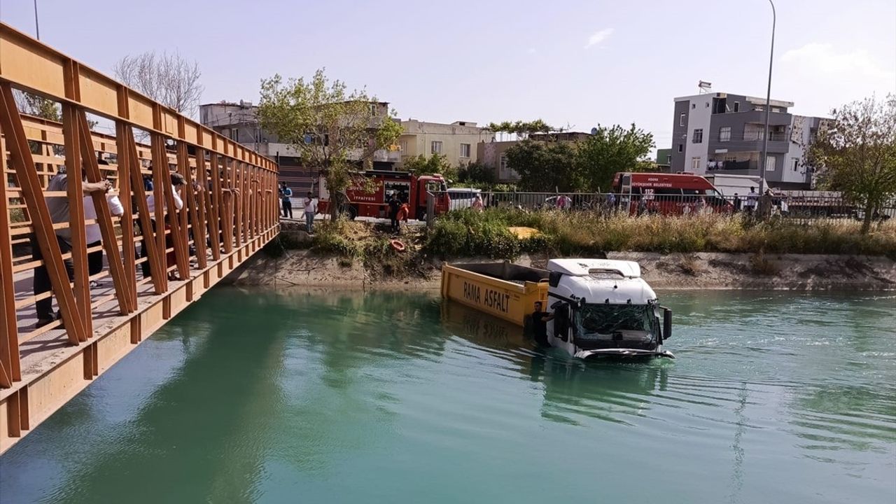 Adana'da Sulama Kanalına Düşen Tırın Sürücüsü İtfaiye Tarafından Kurtarıldı