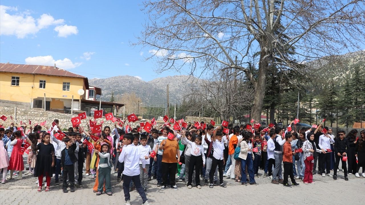 Adana'dan Gelen Askeri Bando, Kahramanmaraş'ta Coşku Dolu Bir Konser Verdi