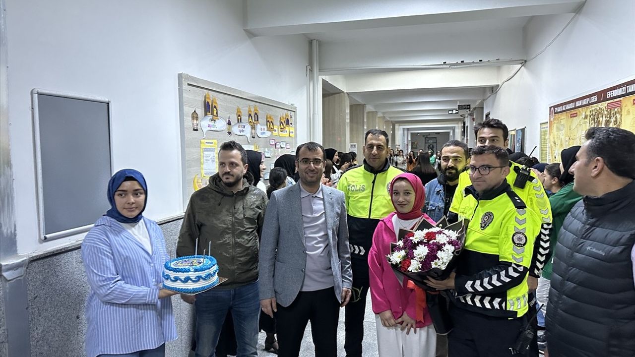 Adıyaman'da Öğrencilerden Polis Ekiplerine Pasta Sürprizi