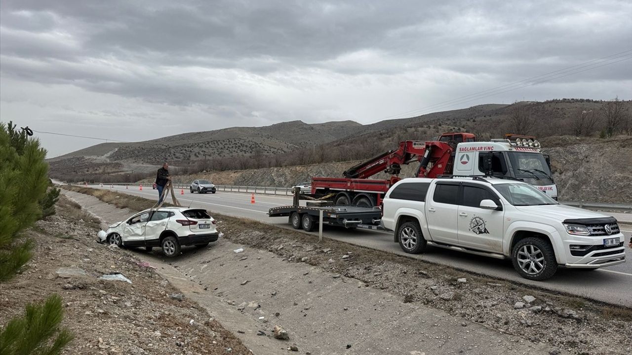 Afyonkarahisar’da Devrilen Otomobil Faciası: 4 Yaralı