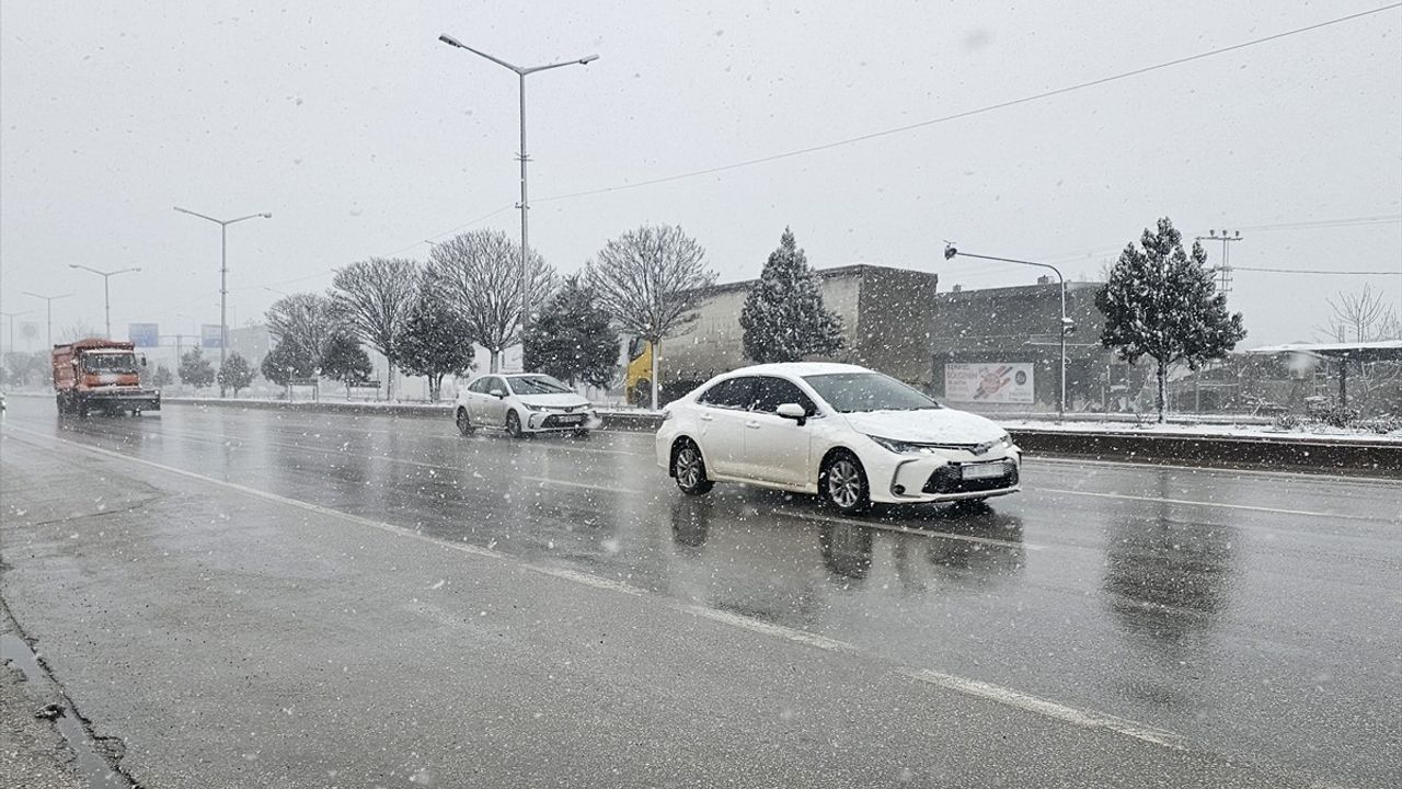 Afyonkarahisar'da Kar Yağışı Etkisini Gösteriyor