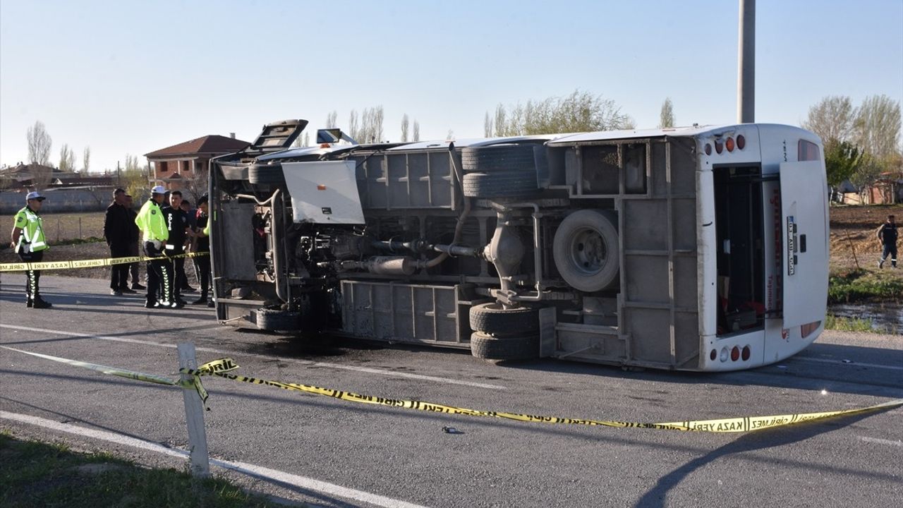 Afyonkarahisar'da Midibüs ve Otomobil Çarpıştı: 12 Yaralı