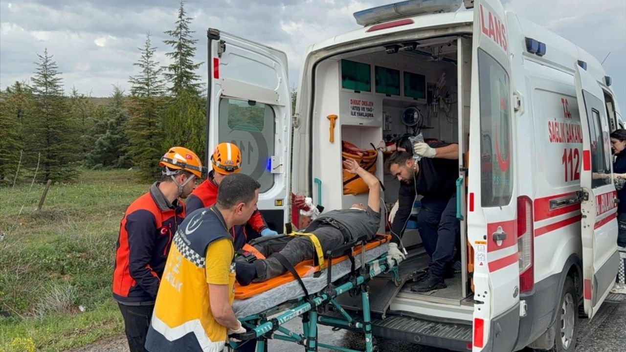 Afyonkarahisar'da Tırla Otomobil Çarpıştı: 1 Ölü, 1 Yaralı