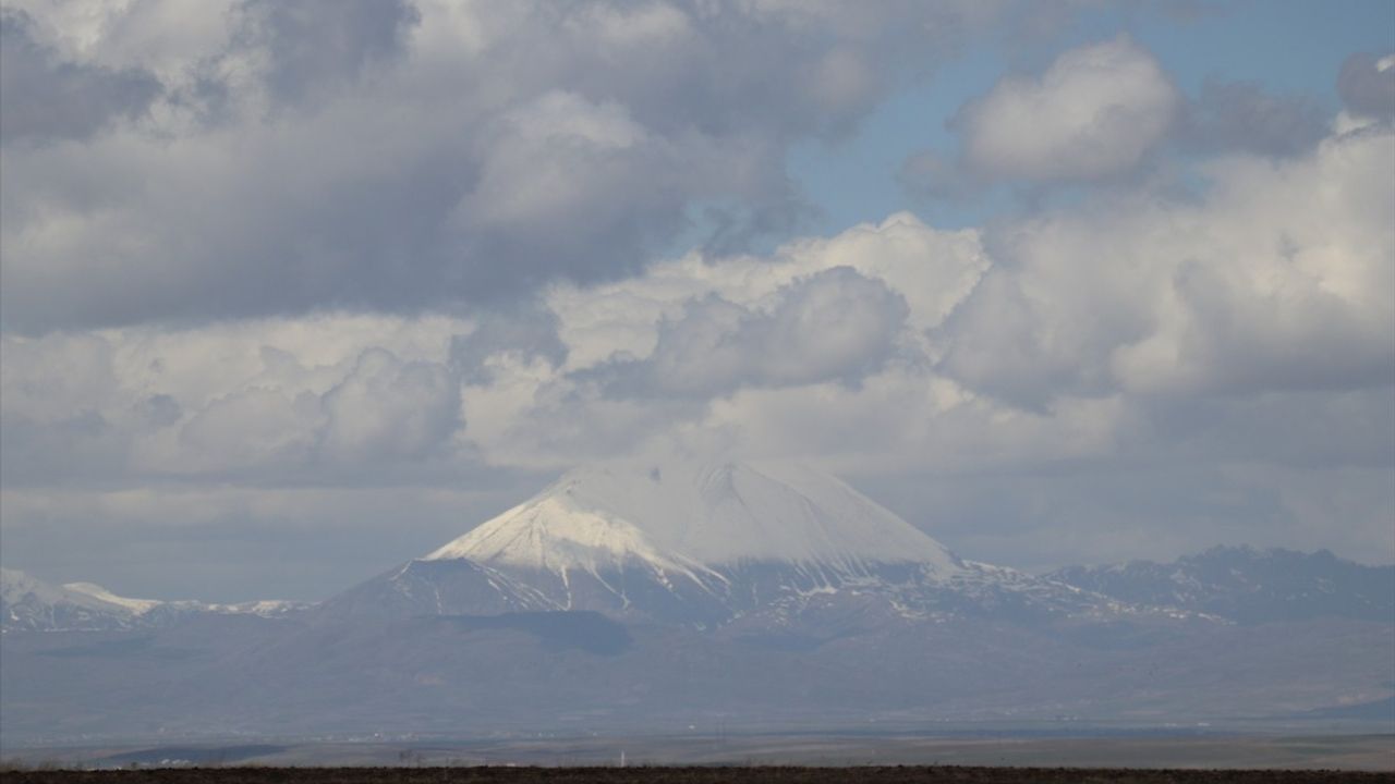 Ağrı'nın Kösedağ'ı Baharda Beyazla Kaplandı