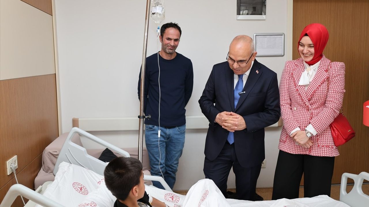 Ağrı Valisi Koç, Hastanede Tedavi Gören Çocukları Unutmadı
