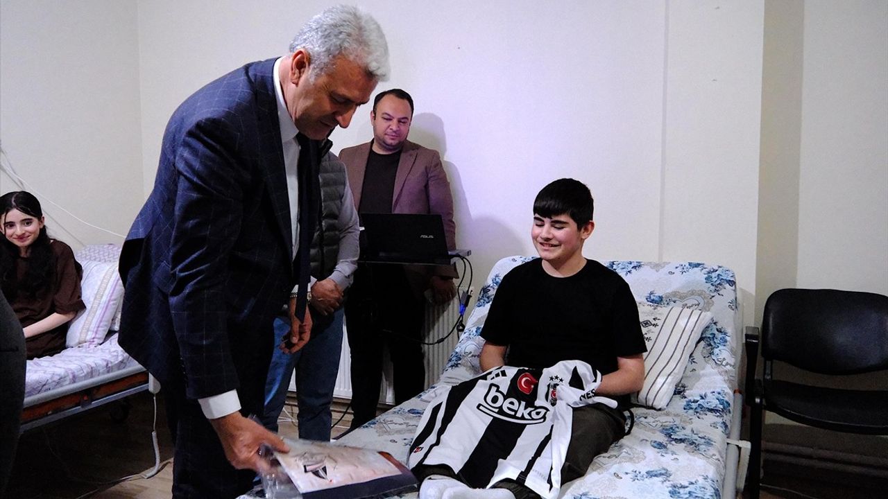 AK Parti'nin Destek Eli: Fatma Betül Sayan Kaya ve Barış Alper Yılmaz, Van'daki Kas Hastası Kardeşlerle Görüştü