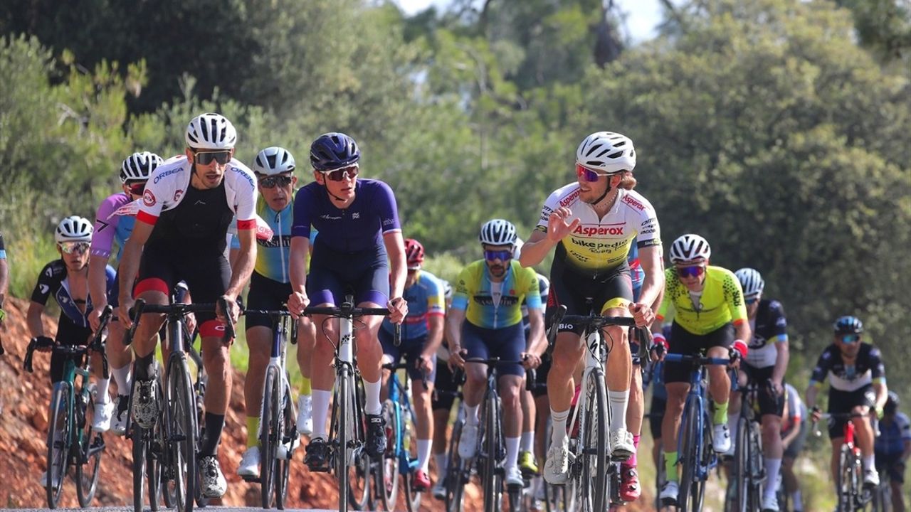 Akra Gran Fondo Bisiklet Yarışları Antalya'da Coşku Dolu Anlarla Gerçekleşti