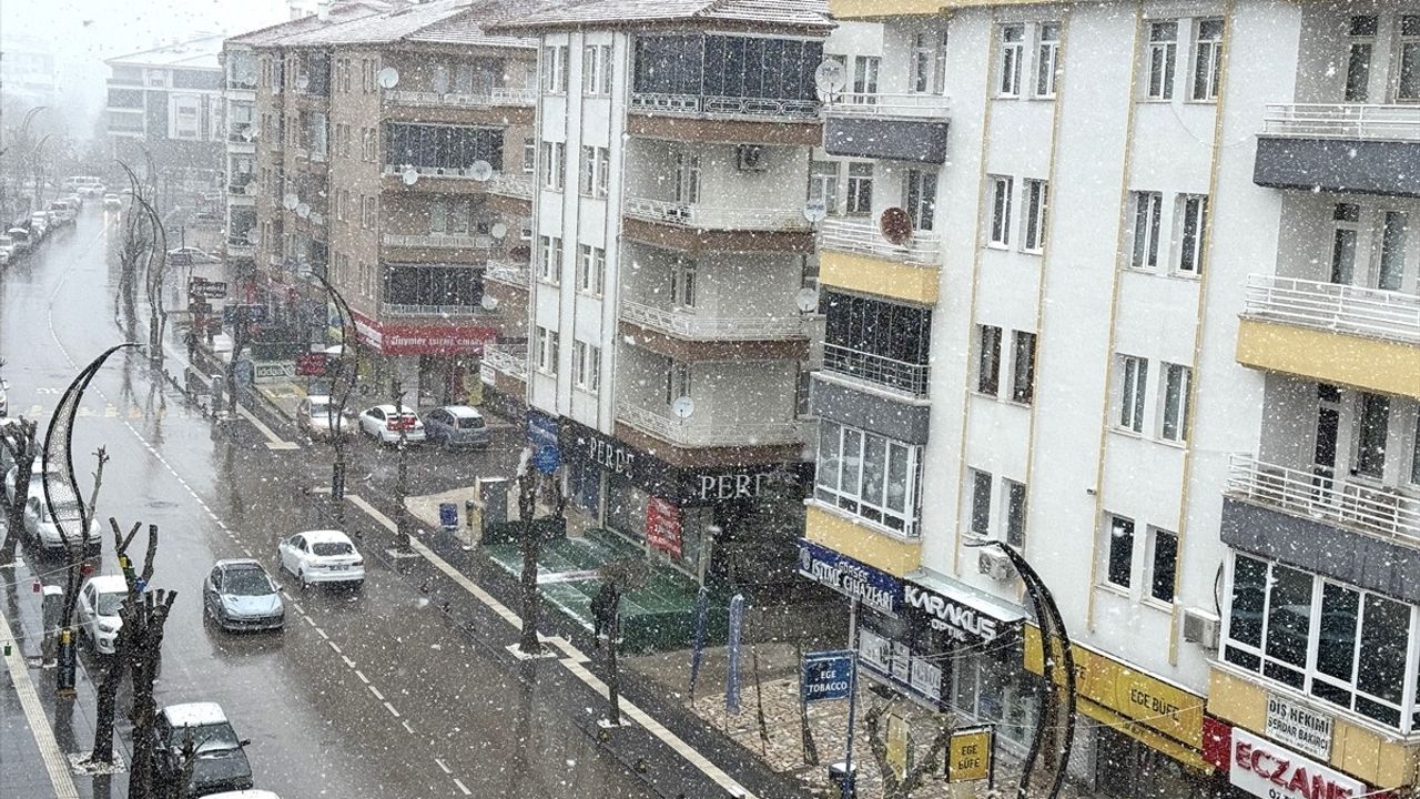 Aksaray'da Yoğun Kar Yağışı Hayatı Olumsuz Etkiliyor