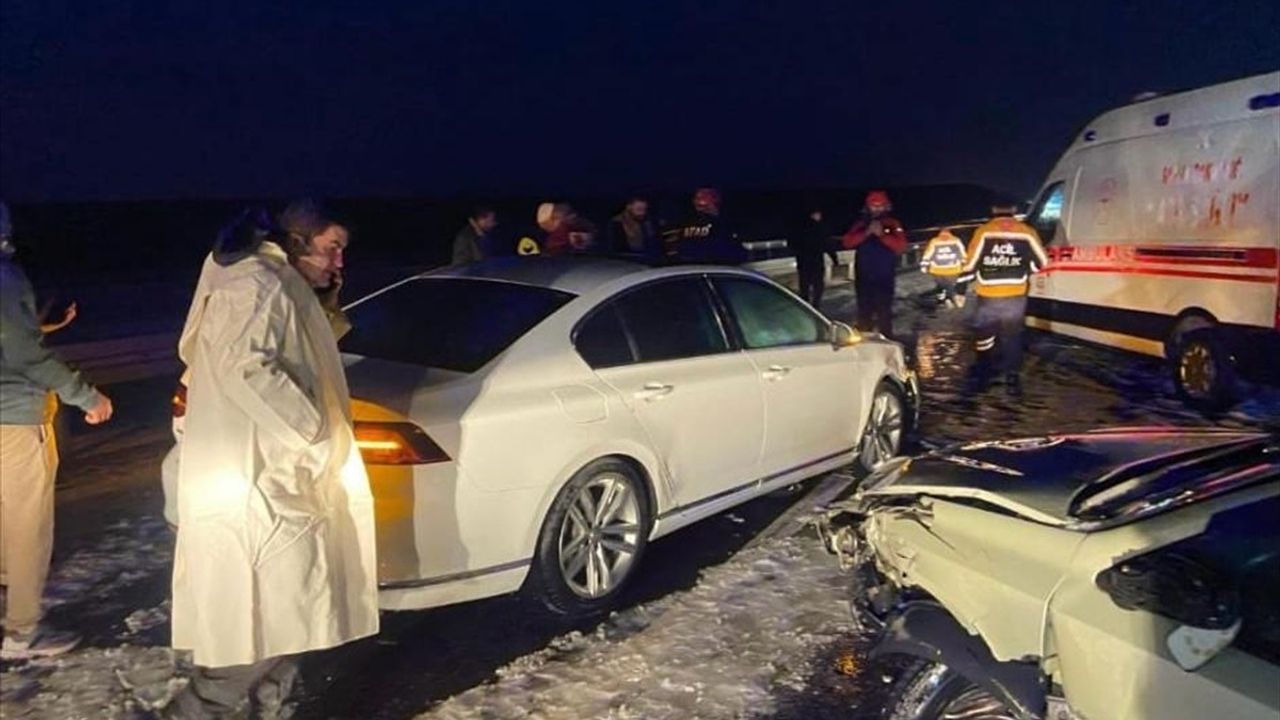 Aksaray'da Zincirleme Trafik Kazasında 15 Kişi Yaralandı