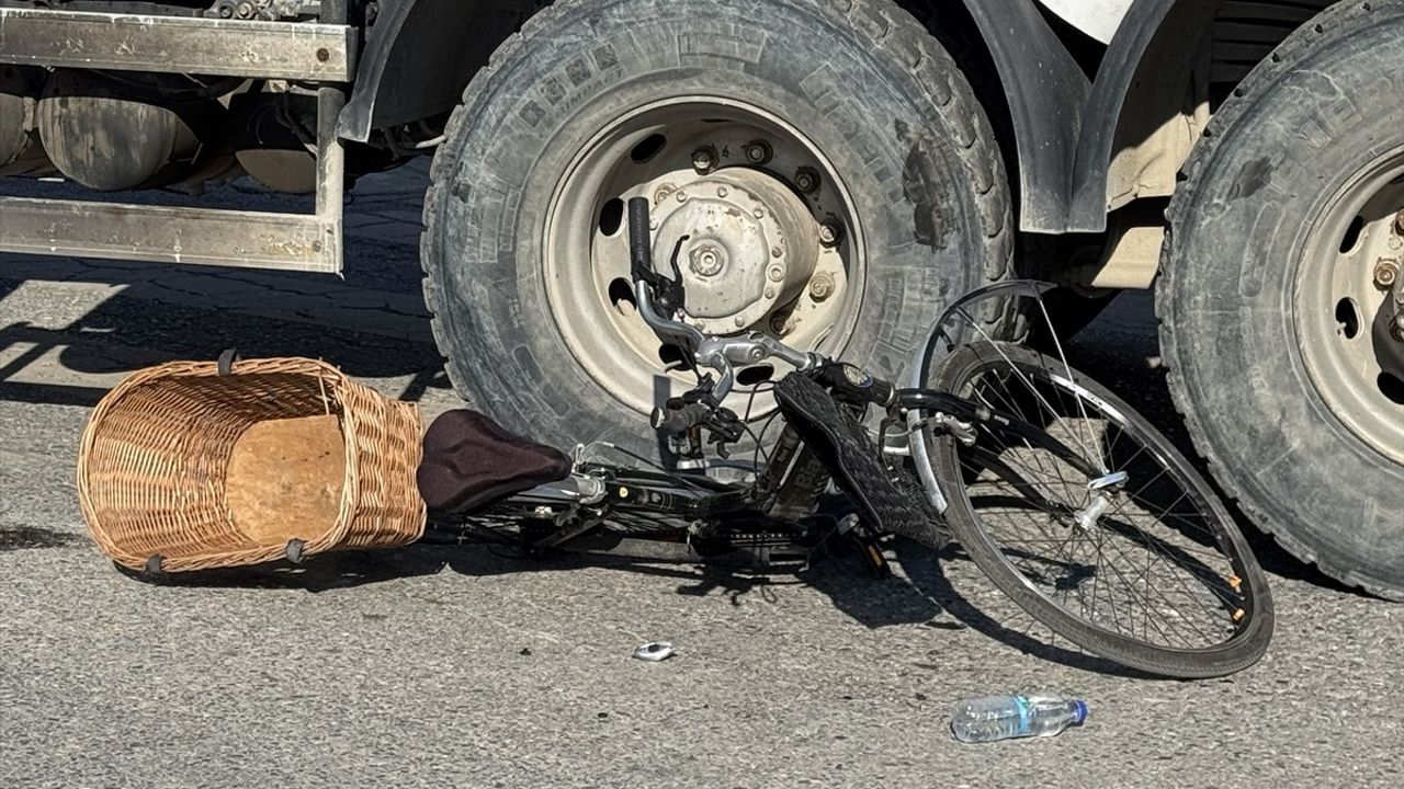 Alanya'da Beton Mikserinin Altında Kalan Bisiklet Sürücüsü Hayatını Kaybetti