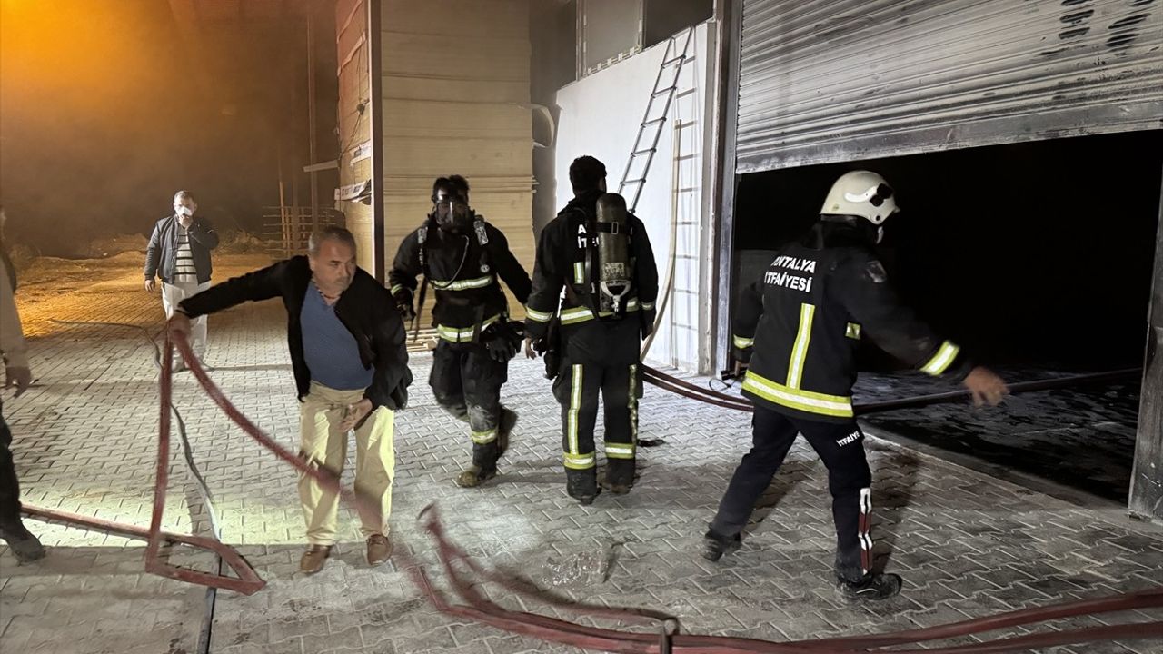 Alanya'daki Mobilya Atölyesinde Yangın: Hasar Var
