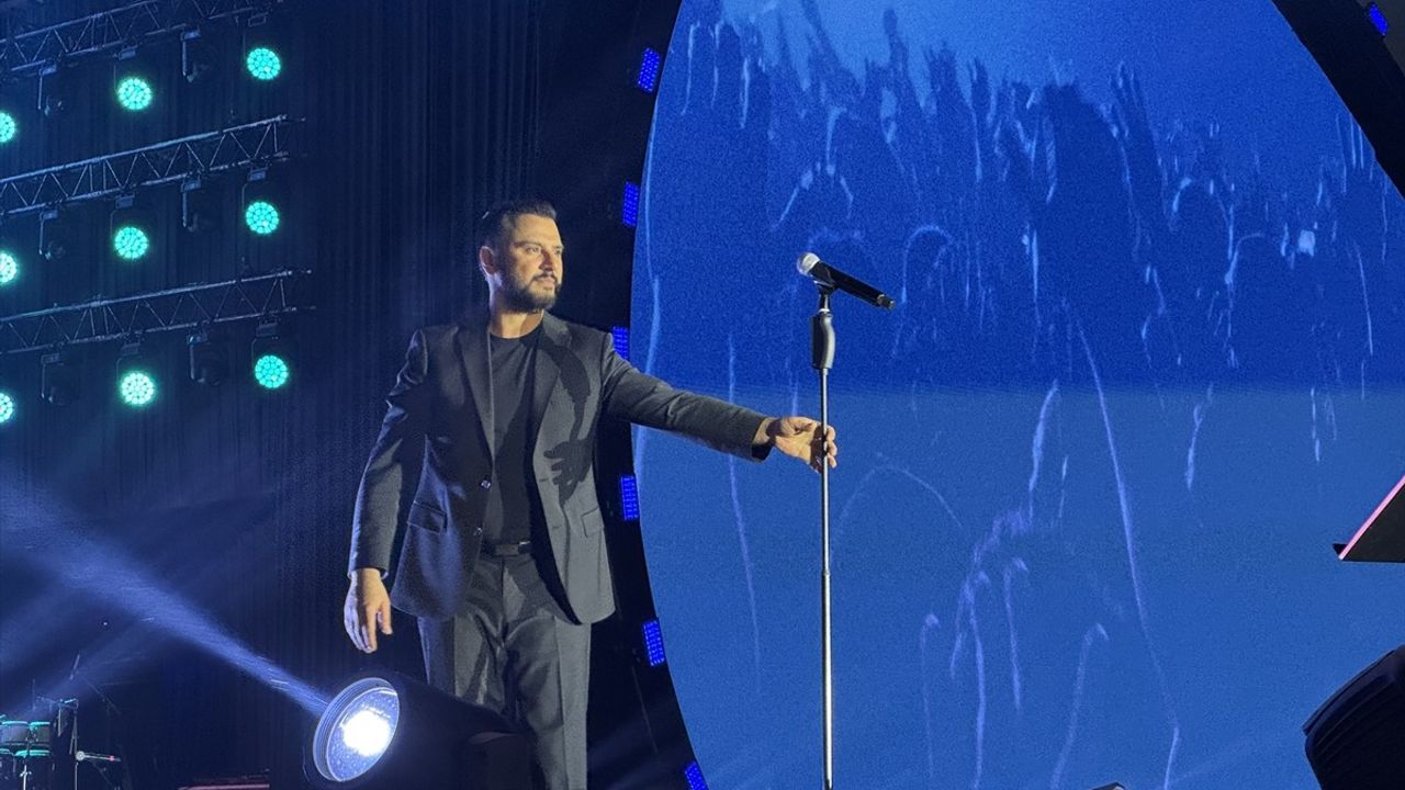 Alişan, Adana'da Coşkuyla Konser Verdi