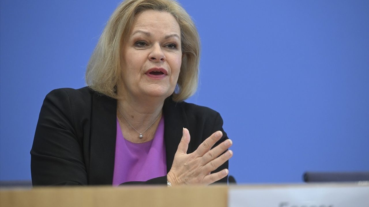 Almanya'da Düzensiz Göçmen Sayısında Düşüş: İçişleri Bakanı Faeser Açıklamalarda Bulundu