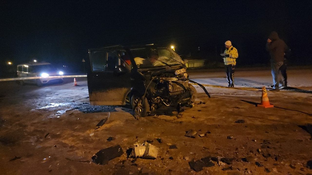 Amasya'da Panelvan ile Hafif Ticari Araç Çarpıştı: 7 Yaralı