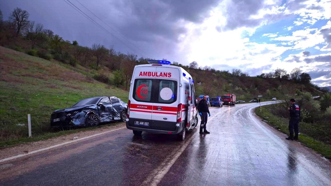 Amasya'da Trafik Kazası: 3 Yaralı