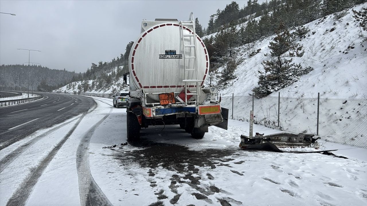 Anadolu Otoyolu'nda Trafik Kazası: 1 Polis ve 2 Hayatını Kaybetti