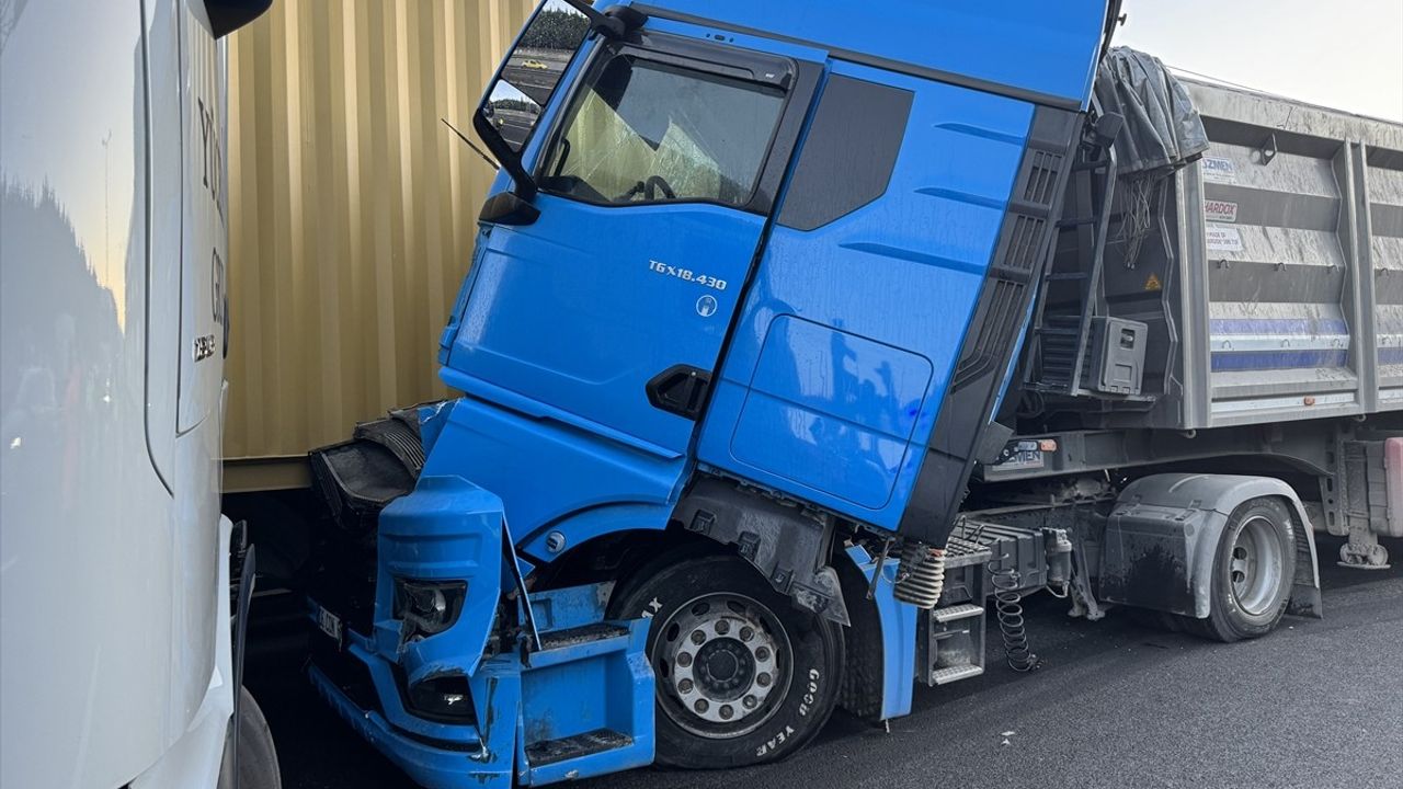 Anadolu Otoyolu'nda Zincirleme Trafik Kazası: Ulaşım Aksadı