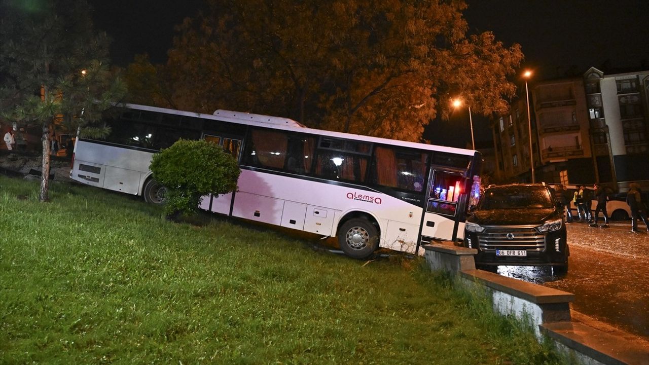 Ankara'da Freni Boşalan İşçi Servisi Park Halindeki Araçlara Çarptı